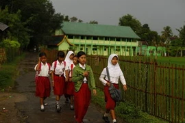Trẻ em Indonesia đến trường. (Ảnh: nbcnews.com)