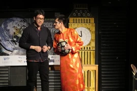 Một cảnh trong vở kịch Ngày tận thế của các bạn du học sinh Việt Nam tại Anh. (Ảnh: Ngân Bình/Vietnam+)