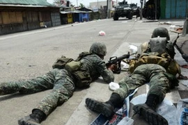 Binh sỹ chính phủ Philippines chiến đấu tại thành phố cảng Zamboanga. (Nguồn: CNN)