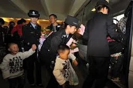 Các trẻ em được cảnh sát giải cứu. (Nguồn: AFP)