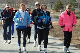 Đi bộ giảm nguy cơ ung thư vú ở phụ nữ trung niên. (Nguồn: longislandwalkers.com)