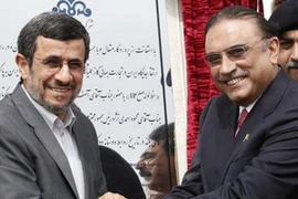 Tổng thống Iran Mahmoud Ahmadinejad (trái) và Tổng thống Pakistan Asif Ali Zardari tại lễ khởi công. (Nguồn: Reuters)