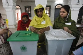 Kiểm tra hòm phiếu trước giờ bỏ phiếu. (Nguồn: Reuters)