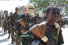 Trẻ em bị ép cầm súng trong các nhóm vũ trang của Somalia. (Nguồn: Internet)