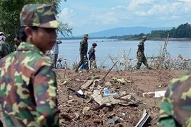 Quân đội Lào có mặt tại hiện trường tham gia công tác cứu hộ (Nguồn: AFP)