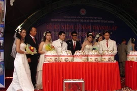 Buổi lễ se duyên cho 12 cặp đôi khuyết tật, mồ côi tại Trung tâm nhân Quê Hương ngày 10/12. (Ảnh: Dương Chí Tưởng/Vietnam+)