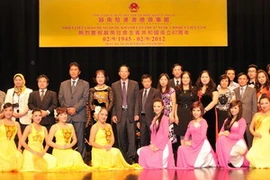 Cán bộ Tổng Lãnh sự quán Hong Kong và Macau cùng đại diện ngoại giao đoàn các nước và đoàn trường CĐNT Hà Nội tại buổi kỷ niệm. (Ảnh: Tiến Trung-Thành Dương/Vietnam+)