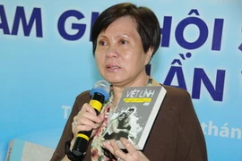 Đạo diễn Việt Linh trong buổi ra mắt sách. (Nguồn: tuoitre.vn)