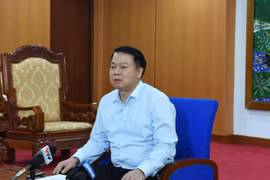 Thứ trưởng Bộ Tài chính Nguyễn Đức Chi trao đổi với báo chí, ngày 18/5. (Ảnh: Vietnam+)