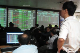 Đóng cửa phiên giao dịch ngày 21/4, VN-Index rơi 14,51 điểm và xuống 1.370,21 điểm. (Ảnh: Vietnam+) 