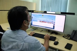 Toàn bộ hoạt động kê khai, nộp phí, xuất biên lai việc thu phí cảng biển được thực hiện trực tuyến trên hệ thống hải quan điện tử hoặc cổng thông tin Cảng vụ Đường thủy nội địa Thành phồ Hồ Chí Minh. (Ảnh: Tiến Lực/TTXVN)