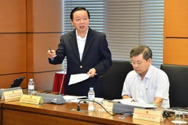 Bộ trưởng Bộ Tài nguyên và Môi trường Trần Hồng Hà thảo luận tại tổ, ngày 3/11. (Ảnh: Vietnam+)