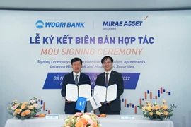 Công ty cổ phẩn Chứng khoán Mirae Asset và Ngân hàng Woori Việt Nam ký thỏa thuận hợp tác, ngày 16/9. (Ảnh: Vietnam+)