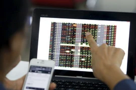 Theo lý thuyết, VN-Index ngưỡng 1.300 điểm sẽ trở thành vùng hỗ trợ của thị trường trong thời gian tới. (Ảnh minh họa: TTXVN)