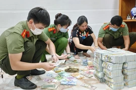 Cơ quan quan Cảnh sát điều tra Công an tỉnh An Giang tiến hành khám xét tiệm vàng Phước Quang, tại số 77 đường Nguyễn Trãi, thành phố Long Xuyên, tỉnh An Giang. (Ảnh: TTXVN phát)