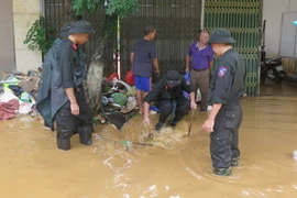 Lực lượng chức năng khắc phục hậu quả mưa lũ. (Ảnh: Hồng Ninh/TTXVN)