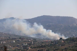 Khói bốc lên sau cuộc tấn công của Israel xuống Kafr Kila, Liban, ngày 29/7/2024. (Ảnh: THX/TTXVN)