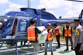 Indonesia dùng trực thăng phân phối hậu cần bầu cử. (Nguồn: AFP)