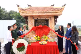 Các đại biểu thực hiện nghi thức khánh thành bia tưởng niệm. (Ảnh: An Đăng/TTXVN)