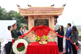 Các đại biểu thực hiện nghi thức khánh thành bia tưởng niệm. (Ảnh: An Đăng/TTXVN)
