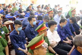 Các bị cáo tại phiên tòa ngày 11/4. (Ảnh: Thanh Vũ/TTXVN)