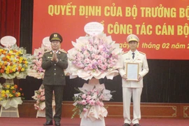 Thượng tướng Trần Quốc Tỏ, Ủy viên Trung ương Đảng, Thứ trưởng Bộ Công an trao quyết định bổ nhiệm Đại tá Thân Văn Hải giữ chức vụ Giám đốc Công an tỉnh Vĩnh Phúc. (Ảnh: Nguyễn Thảo/TTXVN)