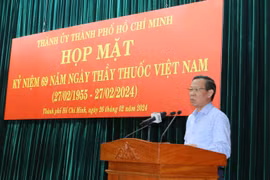 Chủ tịch UBND Thành phố Hồ Chí Minh Phan Văn Mãi phát biểu tại tại buổi họp mặt. (Ảnh: Thanh Vũ/TTXVN)