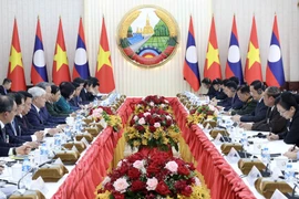 Chủ tịch nước Tô Lâm hội kiến Thủ tướng Lào Sonexay Siphandone. (Ảnh: Nhan Sáng/TTXVN)