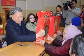 Bộ trưởng Bộ Công an Tô Lâm tặng quà Tết cho các gia đình chính sách, hộ nghèo, công nhân lao động trên địa bàn tỉnh Hưng Yên. (Ảnh: Mai Ngoan/TTXVN)