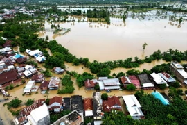 Cảnh ngập lụt sau những trận mưa lớn tại Nam Sulawesi, Indonesia. (Ảnh: THX/TTXVN)