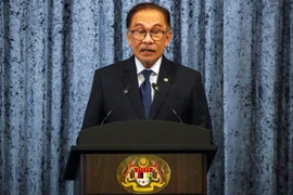 Thủ tướng Malaysia Anwar Ibrahim phát biểu tại cuộc họp báo ở Putrajaya ngày 5/11/2023. (Ảnh: AFP/TTXVN)