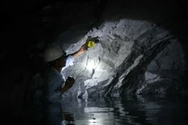 Hiện trường vụ tai nạn do nổ mìn tại thuỷ điện Nậm Cấu khiến 2 người thương vong. (Ảnh: TTXVN phát)