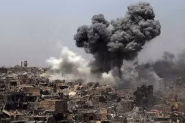 Khói bốc lên sau một vụ không kích tại Mosul, Iraq. (Ảnh: AFP/TTXVN)