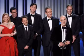 Jesse Armstrong, tác giả của “Succession,” cùng dàn diễn viên nhận giải Emmy. (Nguồn: Getty Images)