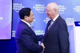 Thủ tướng Phạm Minh Chính và Nhà sáng lập kiêm Chủ tịch điều hành Diễn đàn Kinh tế thế giới (WEF) Klaus Schwab. (Ảnh: Dương Giang/TTXVN)