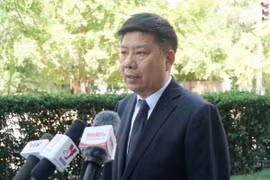 Giáo sư Hứa Lợi Bình chia sẻ cảm xúc của mình với phóng viên thường trú các cơ quan báo chí Việt Nam tại Bắc Kinh. (Ảnh: Công Tuyên/TTXVN)