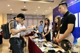 Nhà cung cấp công nghiệp hỗ trợ giới thiệu thương hiệu, sản phẩm tại hội nghị. (Ảnh: Mỹ Phương/TTXVN)