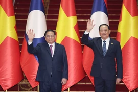 Thủ tướng Phạm Minh Chính và Thủ tướng Lào Sonexay Siphandone. (Ảnh: Dương Giang/TTXVN)