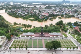 Nước sông Cầu đã lên sát Quảng trường Võ Nguyên Giáp, trung tâm thành phố Thái Nguyên. (Ảnh: Hoàng Nguyên/TTXVN)