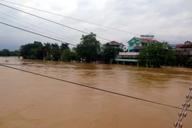 Nước sông Cầu (thành phố Thái Nguyên) dâng cao, tràn vào nhiều nhà dân sinh sống khu vực ven bờ. (Ảnh: Thu Hằng/TTXVN)