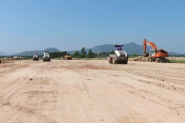 Thi công cao tốc Quảng Ngãi-Hoài Nhơn. (Ảnh: Phạm Cường/TTXVN)