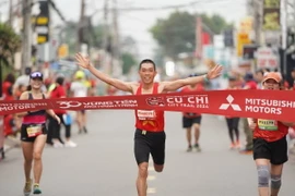 Hoàng Văn Hơn giành chức vô địch cự ly marathon 42km.