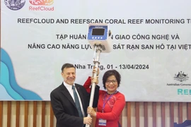 Đại sứ Australia tại Việt Nam Andrew Goledzinowski tặng các thiết bị Reef Scan cho đại diện Viện Hải dương học. (Ảnh: Phan Sáu/TTXVN)