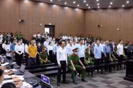 Các bị cáo tại phiên toà xét xử. (Ảnh: Phạm Kiên/TTXVN)
