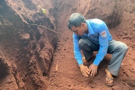 Lực lượng tìm kiếm hài cốt liệt sỹ tại sân bay Quân sự Lộc Ninh. (Ảnh: TTXVN phát)