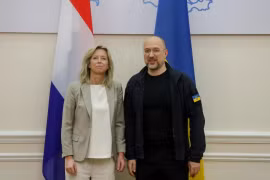 Bộ trưởng Quốc phòng Hà Lan Kajsa Ollongren (trái) và Thủ tướng Ukraine Denys Shmyhal. (Nguồn: Kyiv Independent)