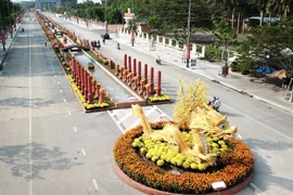 Con đường gốm và hoa xuân Giáp Thìn của tỉnh Vĩnh Long sử dụng trên 2.000 sản phẩm gốm đỏ các loại của địa phương sản xuất. (Ảnh: Lê Thúy Hằng/TTXVN)