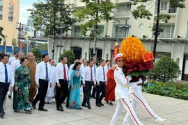 Đoàn đại biểu lãnh đạo Thành phố Hồ Chí Minh dâng hoa tưởng nhớ Chủ tịch Hồ Chí Minh tại Công viên tượng đài Bác Hồ trên phố đi bộ Nguyễn Huệ. (Ảnh: Thanh Vũ/TTXVN)