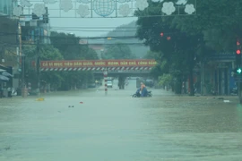 Khu vực cầu chui Mỹ Sơn (thành phố Lạng Sơn) ngập sâu khiến các phương tiện phải quay đầu. (Ảnh: Quang Duy/TTXVN)