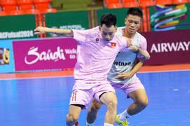 Các cầu thủ đều rất nỗ lực thực hiện các bài tập mà huấn luyện viên trưởng đề ra. (Nguồn: VFF)